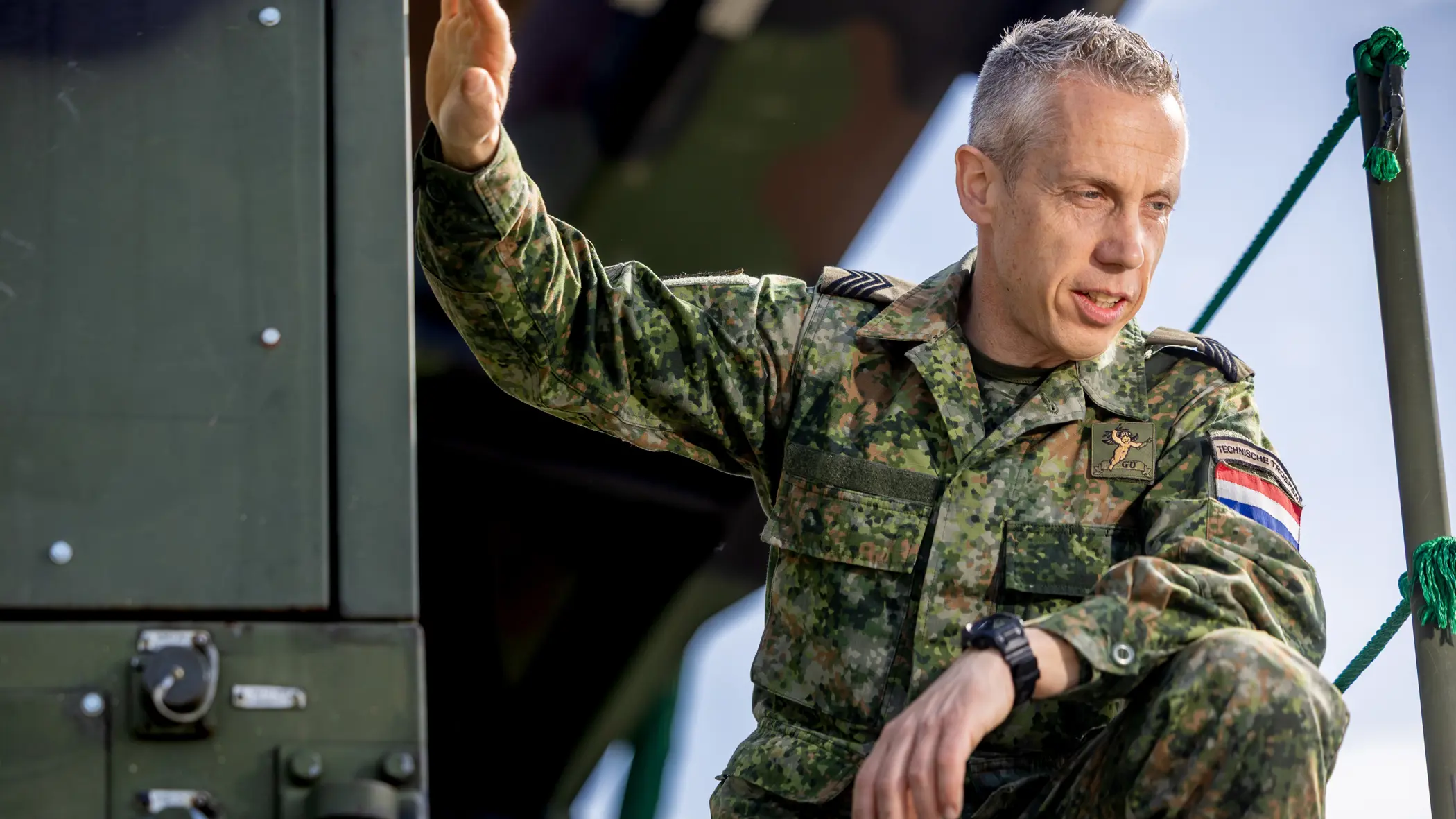 Jeroen Blomen in uniform bij technisch materieel van het Defensie Grondgebonden Luchtverdedigingscommando.