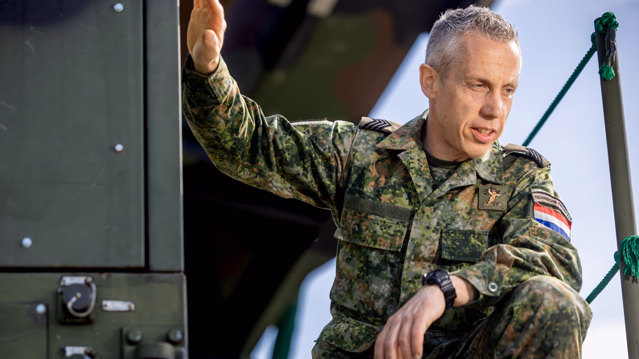 Jeroen Blomen in uniform bij technisch materieel van het Defensie Grondgebonden Luchtverdedigingscommando.