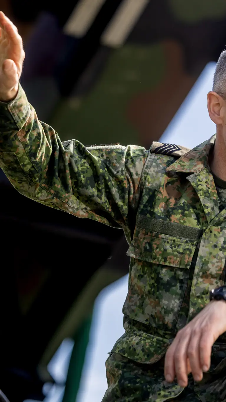 Jeroen Blomen in uniform bij technisch materieel van het Defensie Grondgebonden Luchtverdedigingscommando.