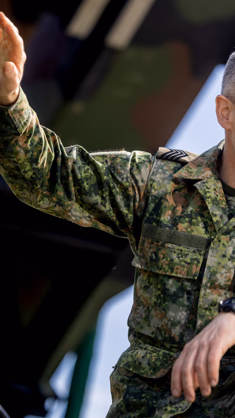 Jeroen Blomen in uniform bij technisch materieel van het Defensie Grondgebonden Luchtverdedigingscommando.