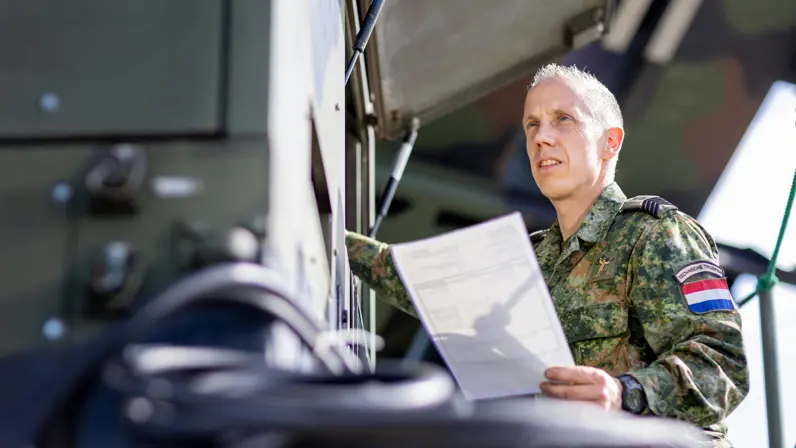 Jeroen Blomen controleert technisch materieel van het Defensie Grondgebonden Luchtverdedigingscommando.