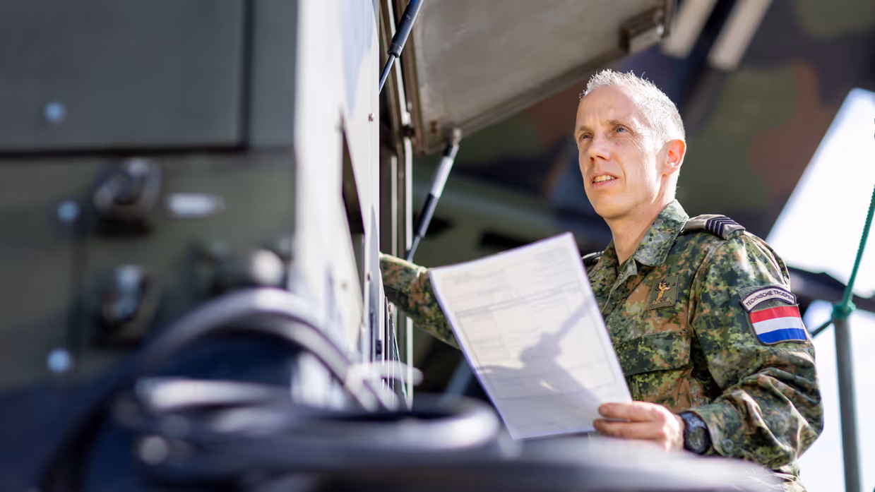 Jeroen Blomen controleert technisch materieel van het Defensie Grondgebonden Luchtverdedigingscommando.