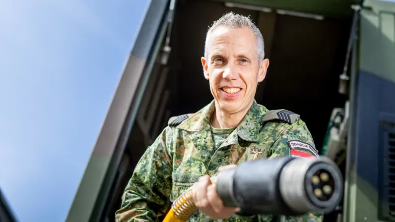 Jeroen Blomen werkt bij een Patriot-luchtverdedigingssysteem van het Defensie Grondgebonden Luchtverdedigingscommando.