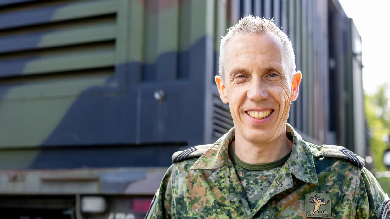Portret van sergeant-majoor Jeroen Blomen bij materieel van het Defensie Grondgebonden Luchtverdedigingscommando.