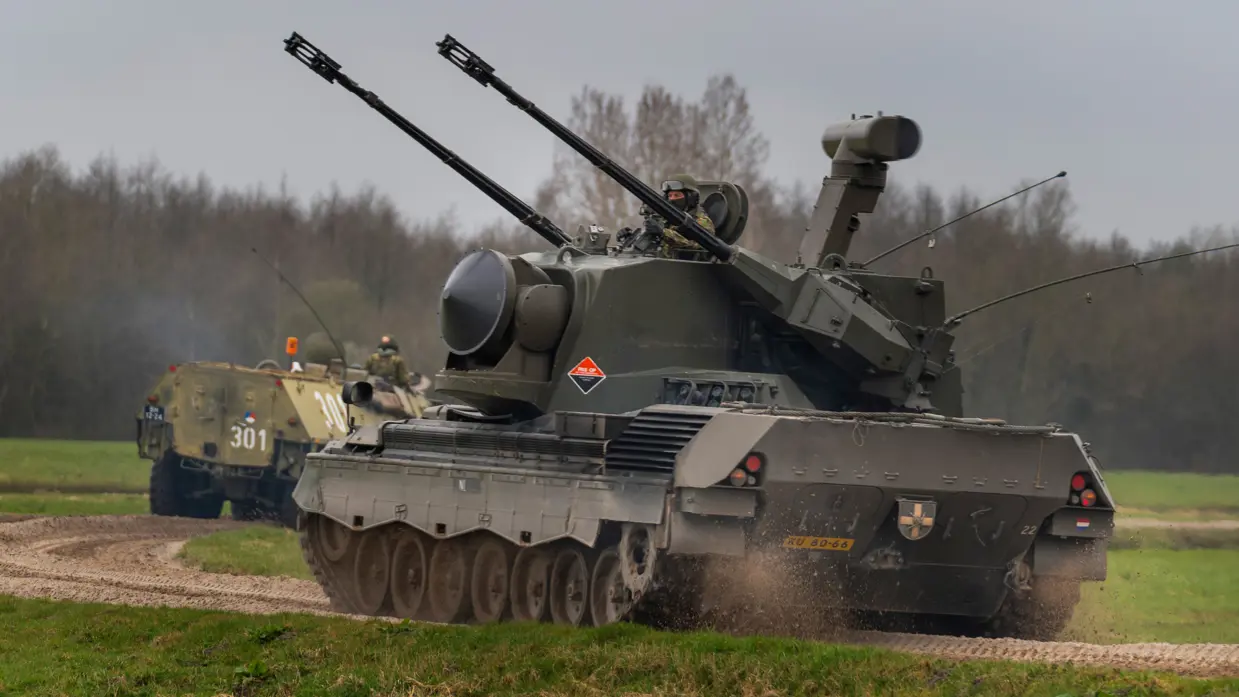 Een tank met luchtafweergeweren die omhoog mikken met nog een tank in de achtergrond.