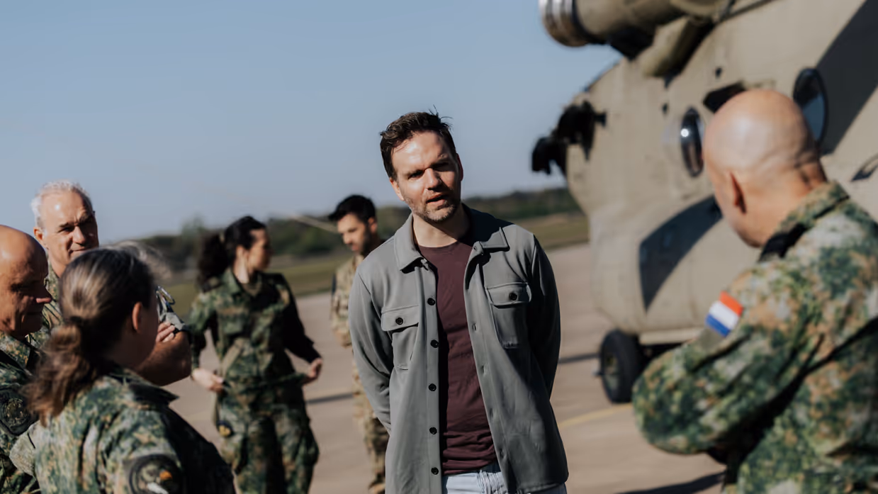 Boswijk in gesprek met militairen op een helikopterplatform.