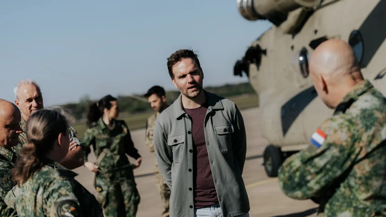 Boswijk in gesprek met militairen op een helikopterplatform.