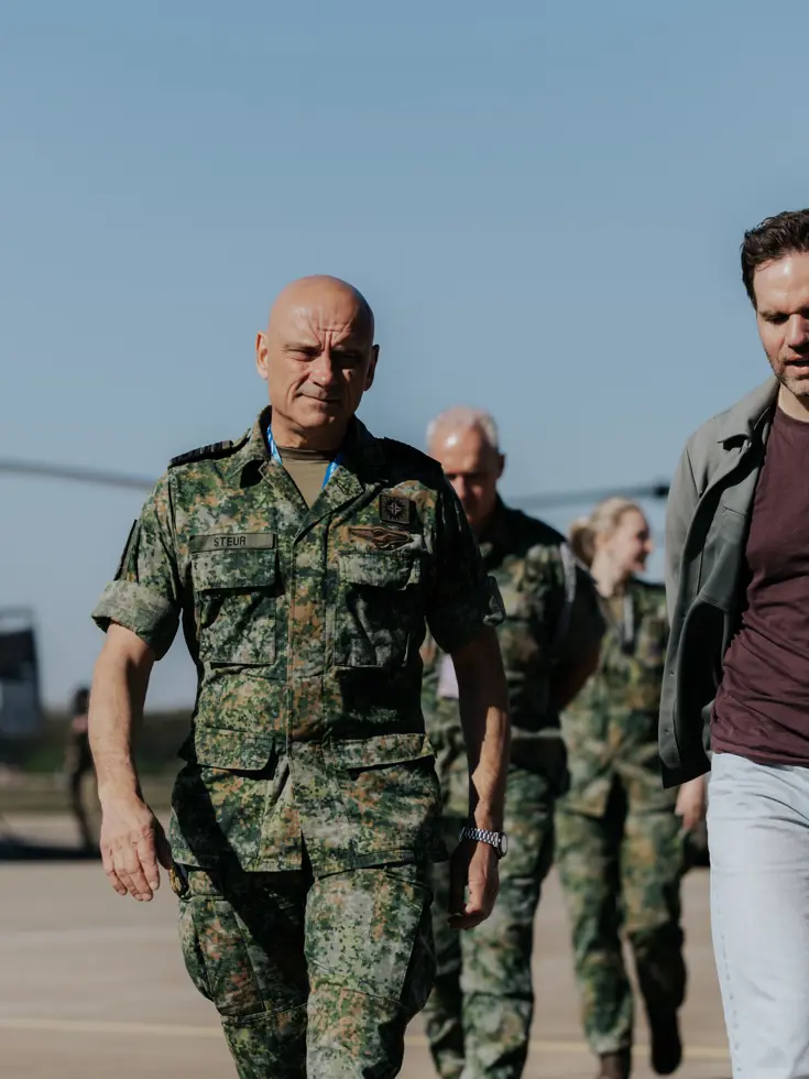Boswijk lopend in gesprek met Steur op een helikopterplatform.