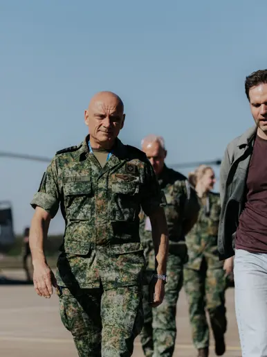 Boswijk lopend in gesprek met Steur op een helikopterplatform.