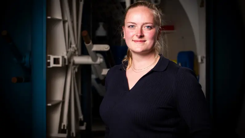 Burgermedewerker defensie staat in donkere. 