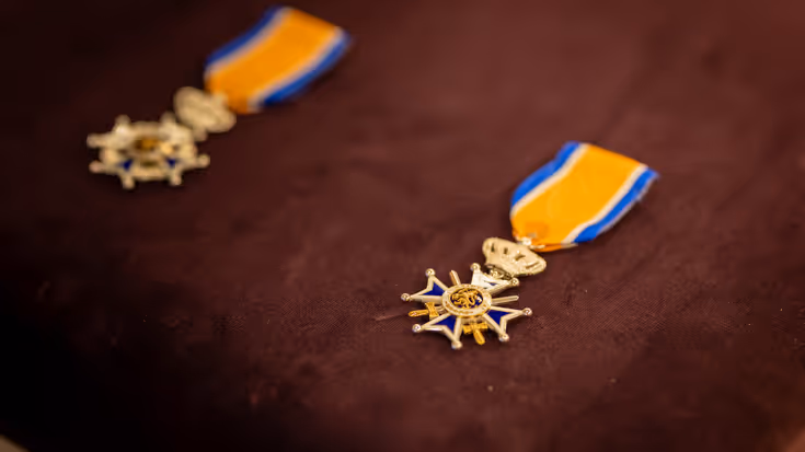 Twee decoraties met oranje lint.