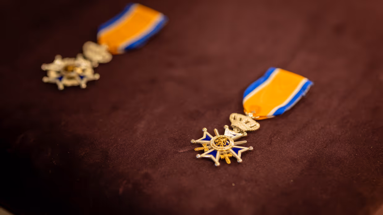 Twee decoraties met oranje lint.