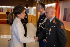 Minister van Defensie schudt de hand van gedecoreerden.