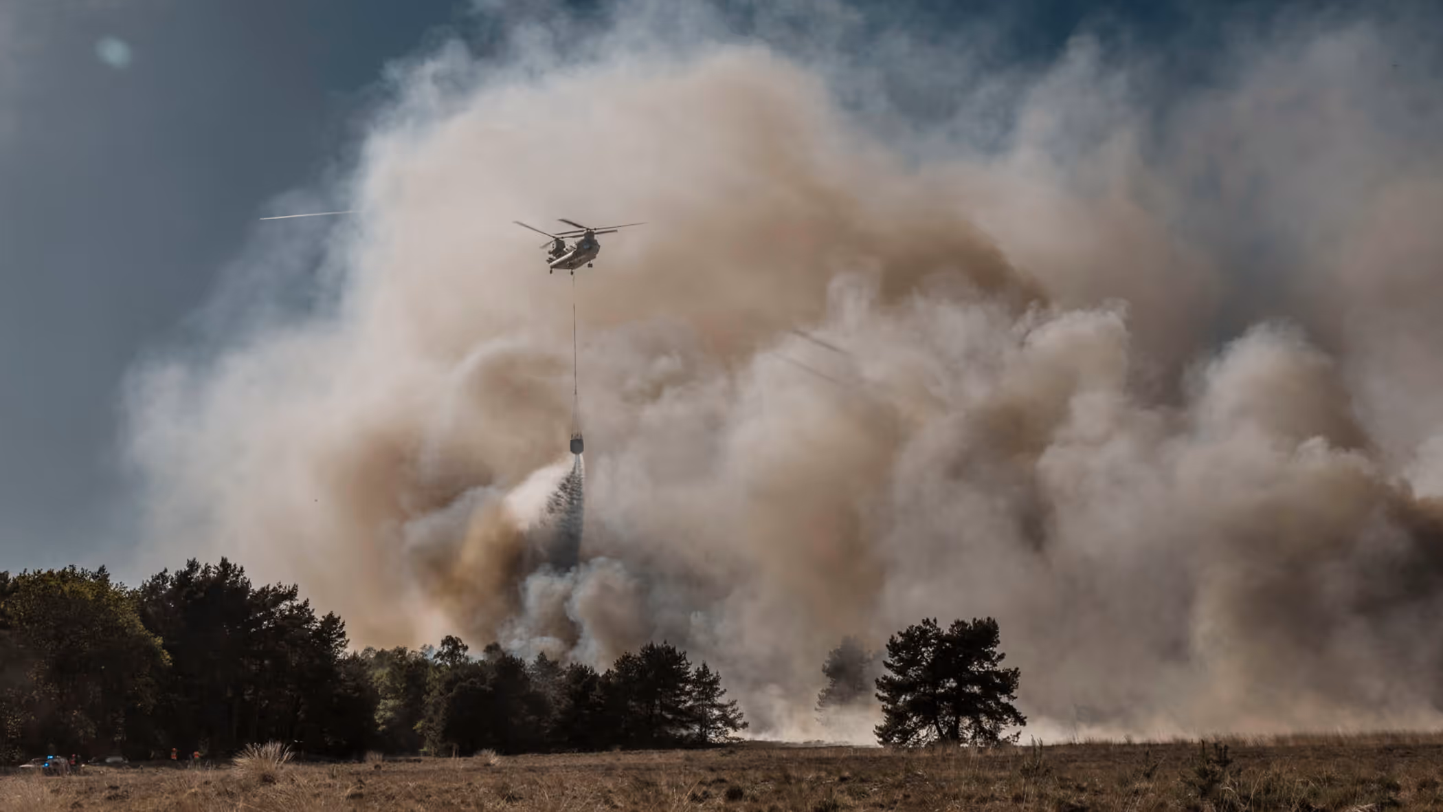 Blushelikopter bestrijdt een grote natuurbrand op de Veluwe. 