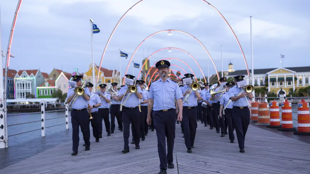 Een orkest van de luchtmacht treedt op.