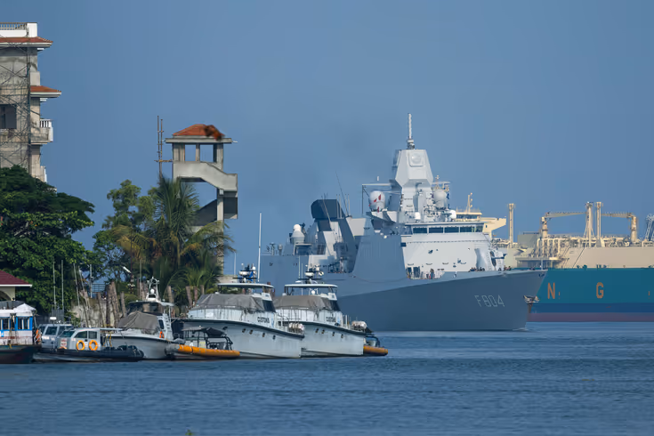 Schip die de  haven binnen vaart