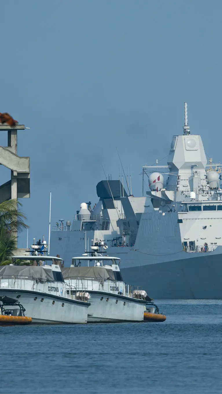 Schip die de  haven binnen vaart
