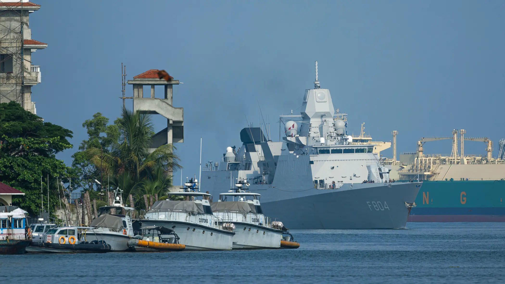 Schip die de  haven binnen vaart