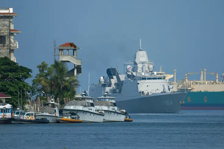 Schip die de  haven binnen vaart