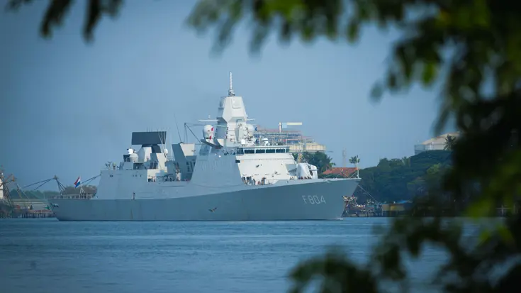 Zr.Ms. De Ruyter ligt tegen de kade in het Indiase Kochi.