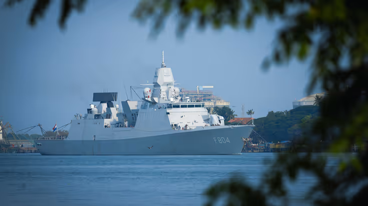 Zr.Ms. De Ruyter ligt tegen de kade in het Indiase Kochi.