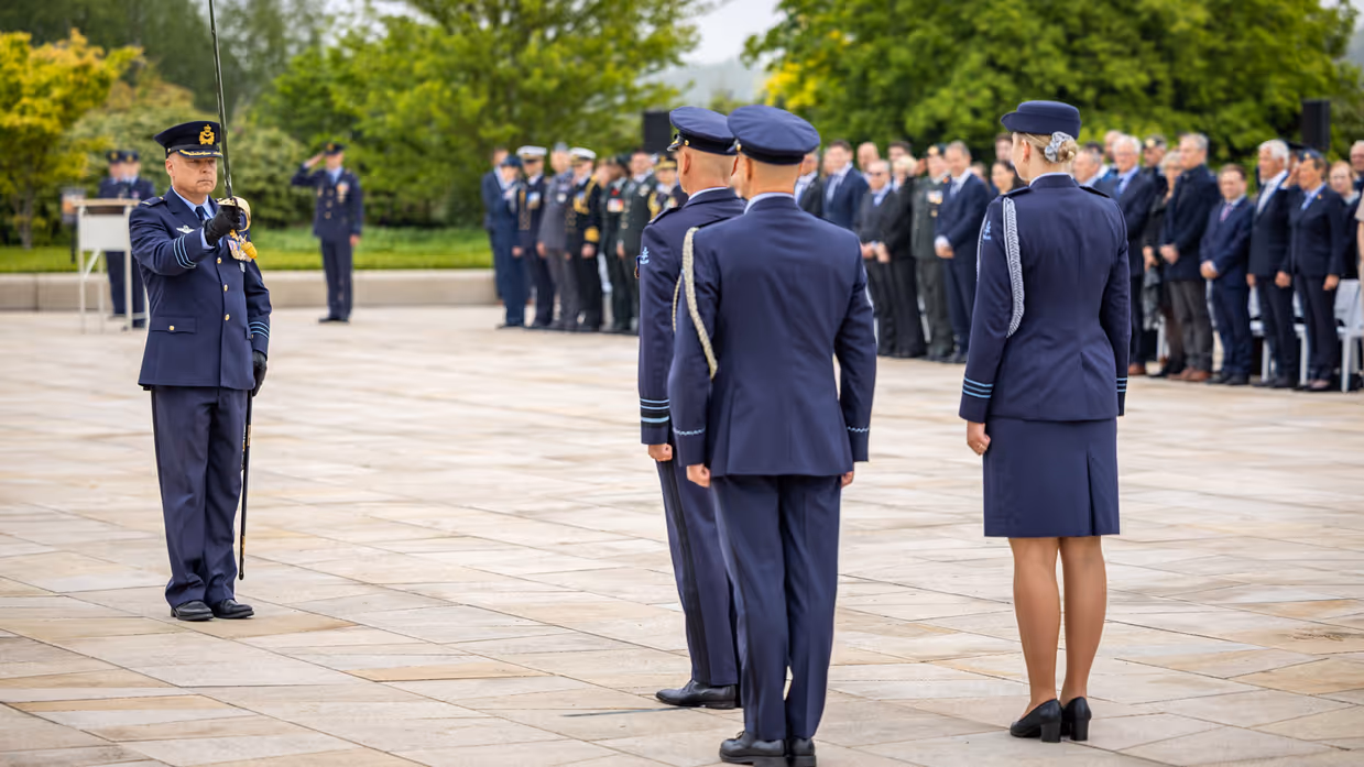 De paradecommandant begroet de CLRS, zijn majoor-adjudant en de Luchtmachtadjudant met een opgeheven sabel.