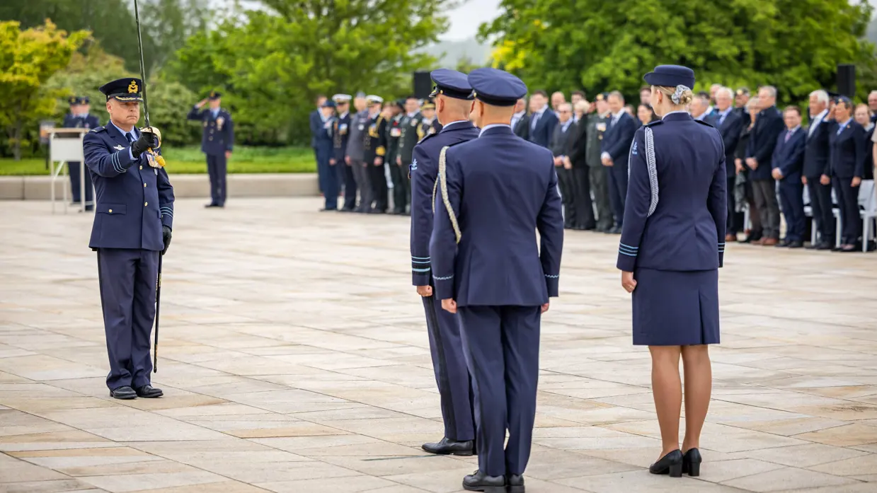 De paradecommandant begroet de CLRS, zijn majoor-adjudant en de Luchtmachtadjudant met een opgeheven sabel.