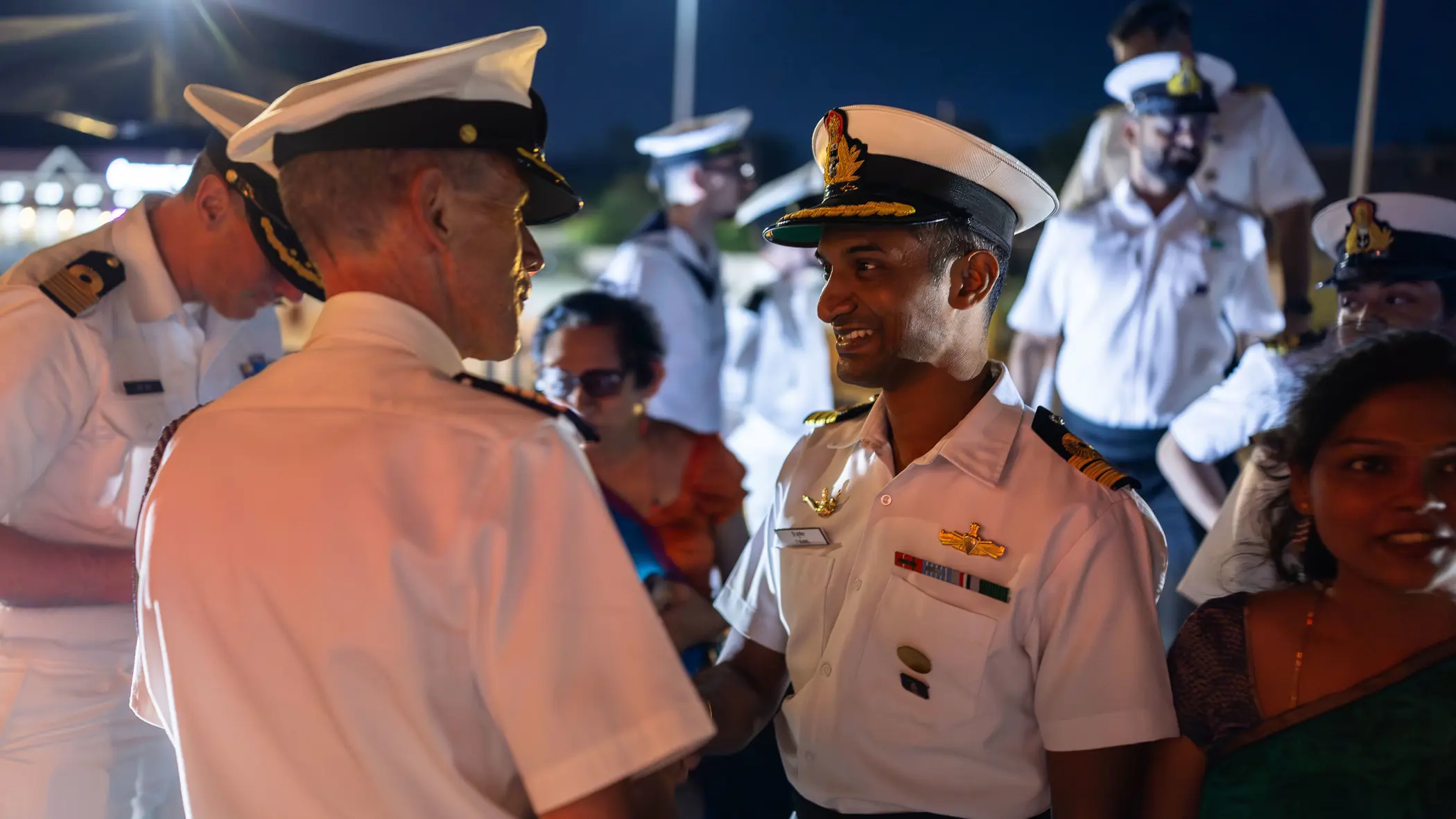 De commandant van de De Ruyter schudt handen met een Indiase ranggenoot.