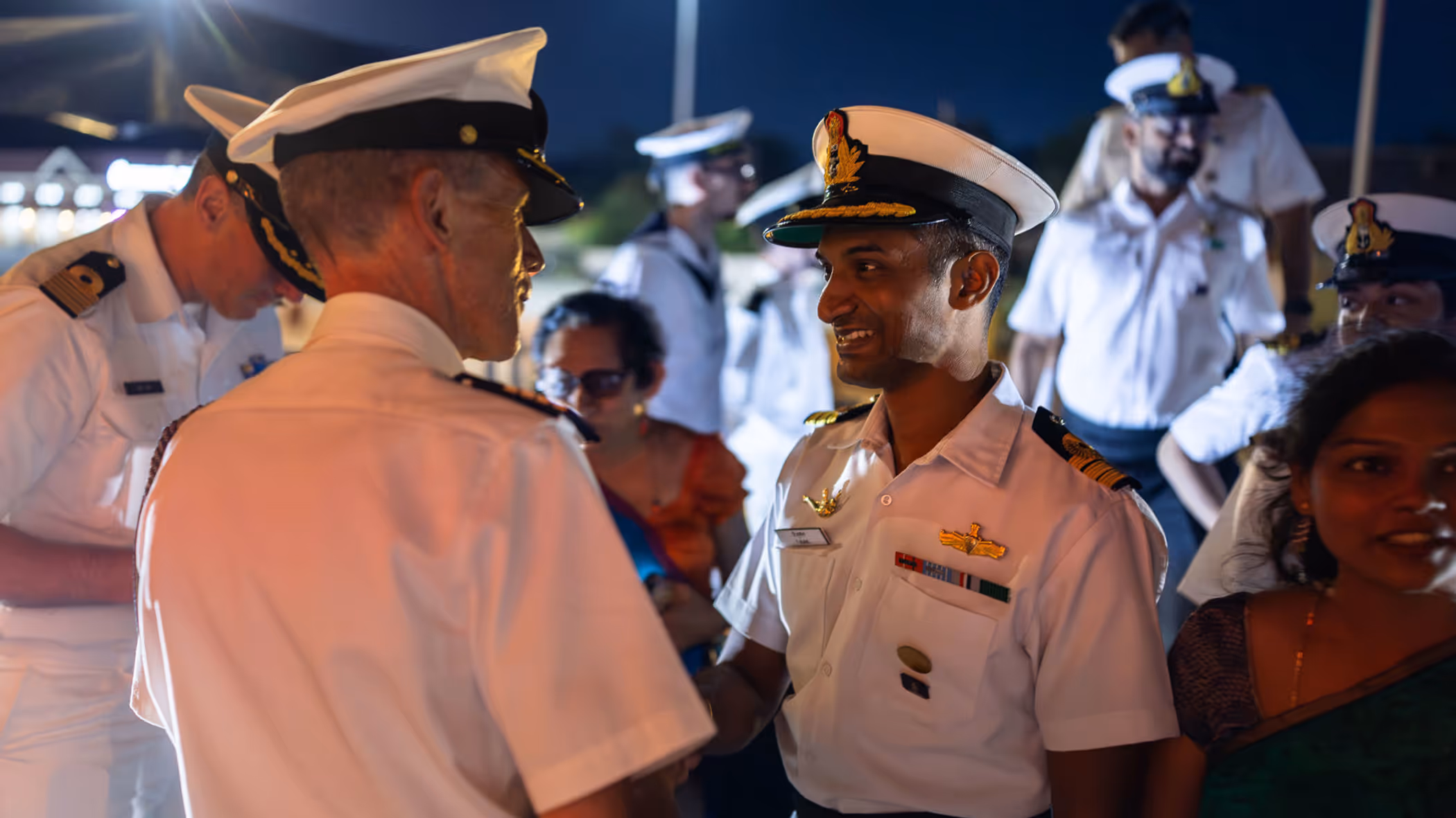 De commandant van de De Ruyter schudt handen met een Indiase ranggenoot.