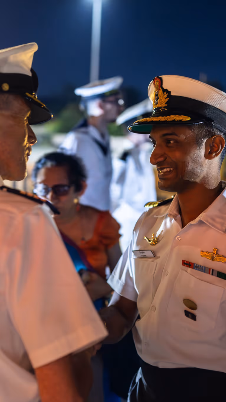 De commandant van de De Ruyter schudt handen met een Indiase ranggenoot.
