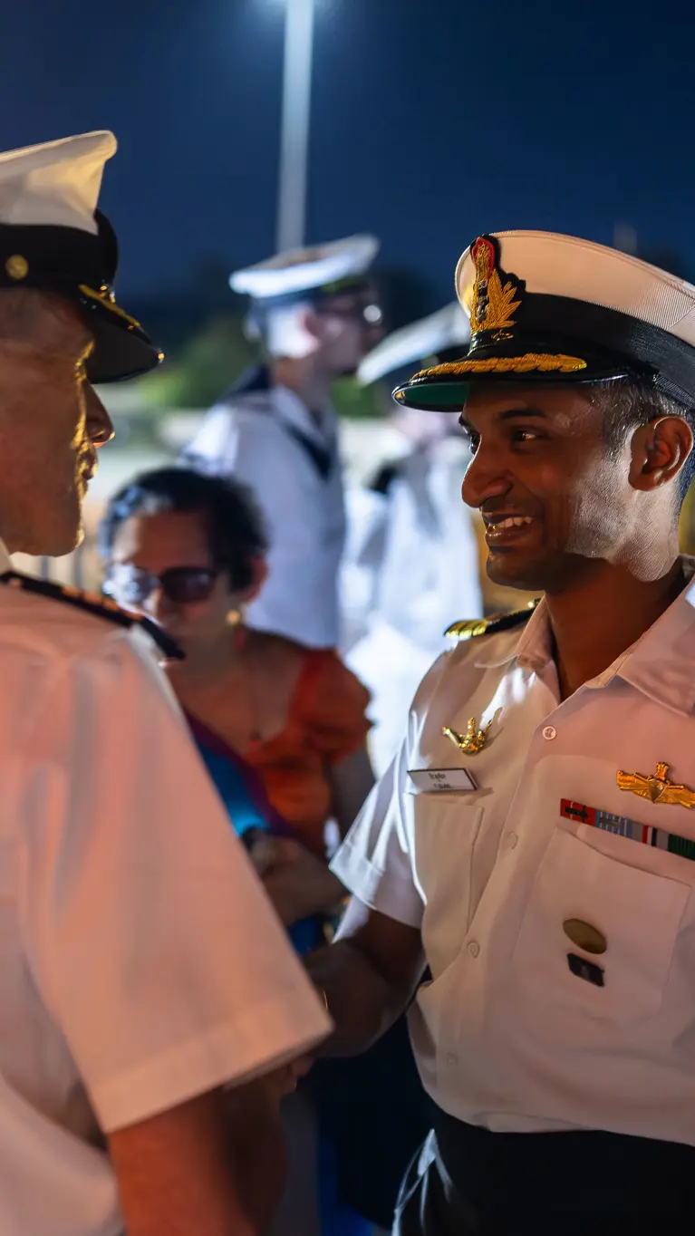 De commandant van de De Ruyter schudt handen met een Indiase ranggenoot.
