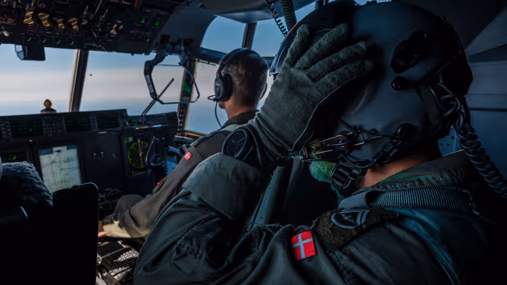 Twee Deense vliegers van de achterzijde bezien in een cockpit