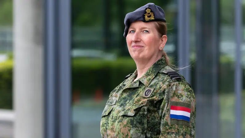 Martine Stokhof draagt een groen vlekkenpak en kijkt in de camera.  