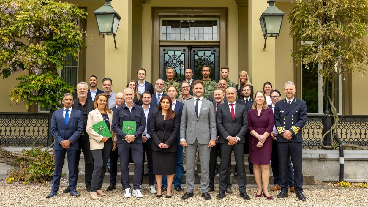 Groepsfoto van de staatssecretaris met werkgevers en reservisten.