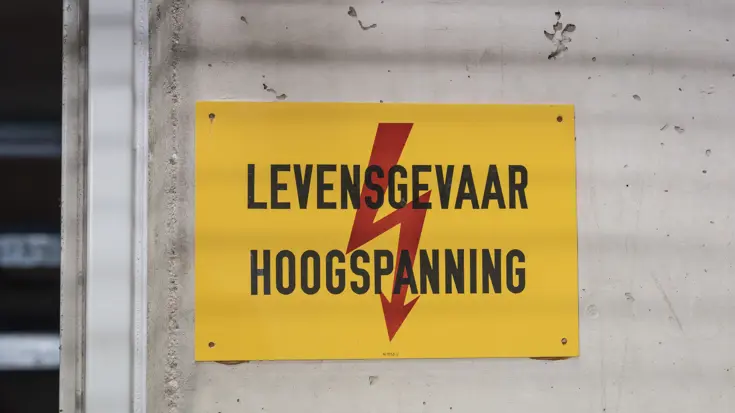 Waarschuwingsbord met de tekst ‘levensgevaar hoogspanning’ en een rode bliksemschicht.