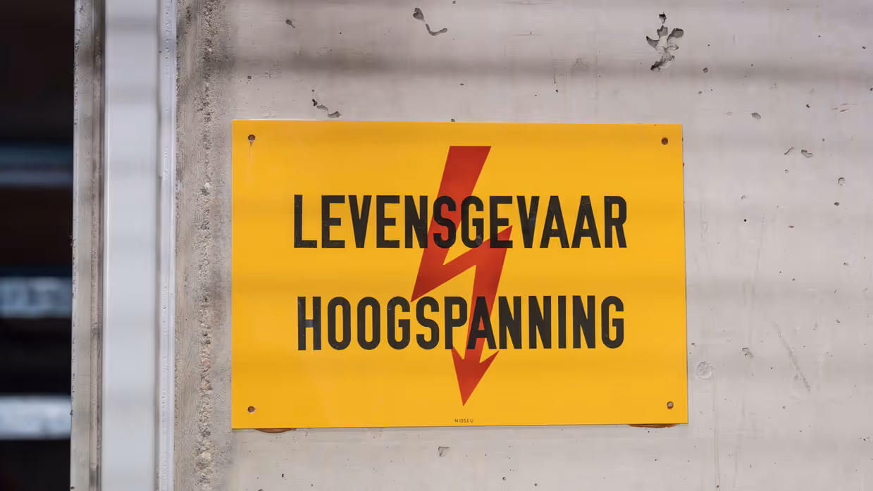 Waarschuwingsbord met de tekst ‘levensgevaar hoogspanning’ en een rode bliksemschicht.