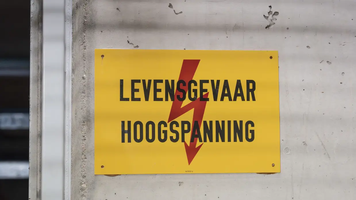 Waarschuwingsbord met de tekst ‘levensgevaar hoogspanning’ en een rode bliksemschicht.