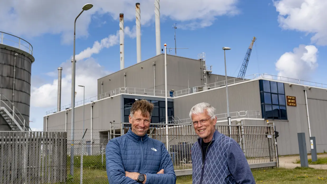 Hoofd Bedrijfsvoering Mickel van der Burg en projectleider Piet Glas van het Energiedistributiebedrijf staan voor het KWS.