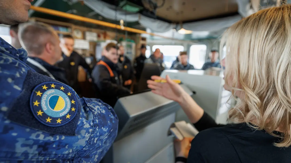  militairen staan op de brug