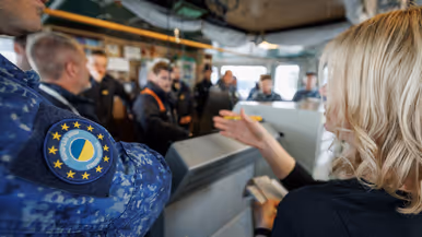 militairen staan op de brug