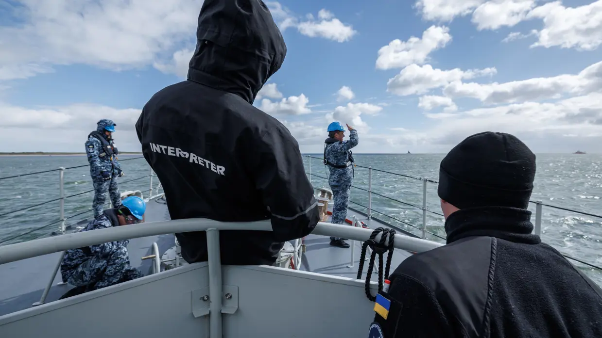 Militairen staan aan dek
