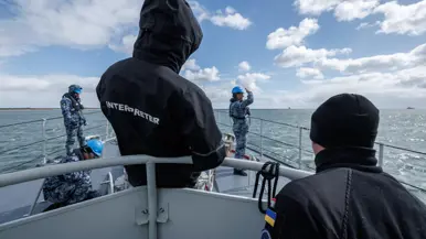 Militairen staan aan dek