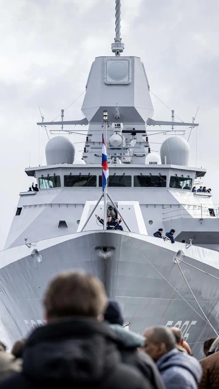 Zr.Ms. Evertsen is net afgemeerd; op de voorgrond vrienden en familie van de opvarenden.