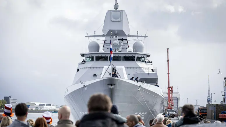Zr.Ms. Evertsen is net afgemeerd; op de voorgrond vrienden en familie van de opvarenden.