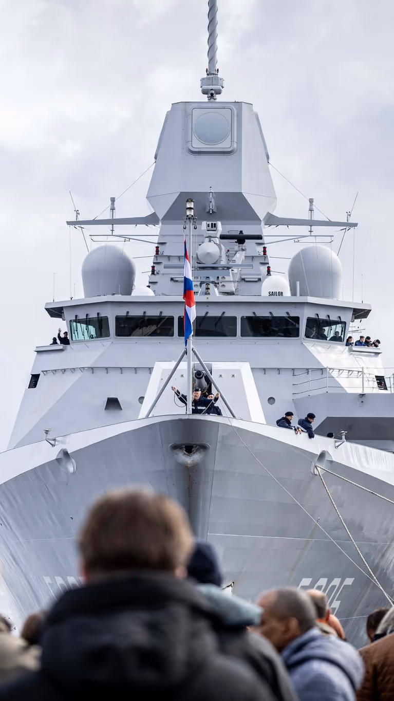 Zr.Ms. Evertsen is net afgemeerd; op de voorgrond vrienden en familie van de opvarenden.