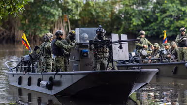 Mariniers in een boot op het water 