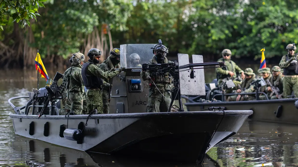 Mariniers in een boot op het water 