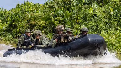 Boot met mariniers en een Colombiaanse instructeur in de jungle 