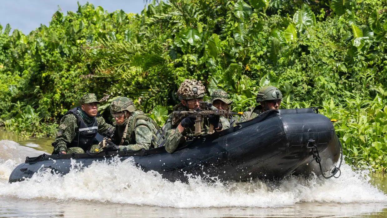 Boot met mariniers en een Colombiaanse instructeur in de jungle 