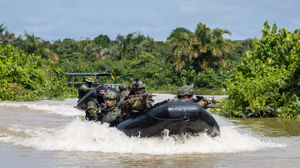 Op de 4 foto’s varen mariniers door de jungle, laat een marinier een drone op, bewaken mariniers een gevangene op het strand en stappen mariniers in een boot.